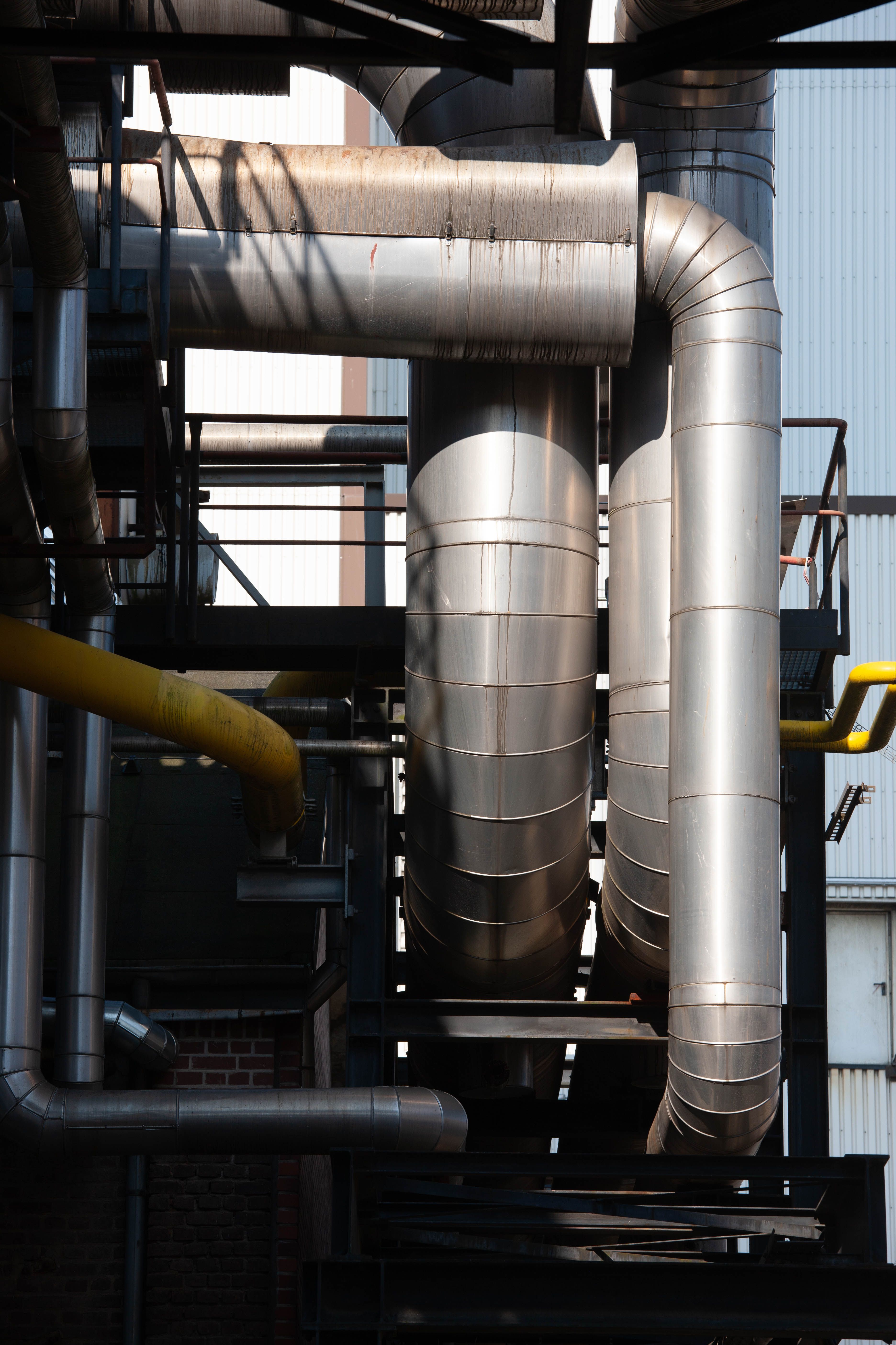 Síť nerezových potrubí v průmyslovém energetickém komplexu