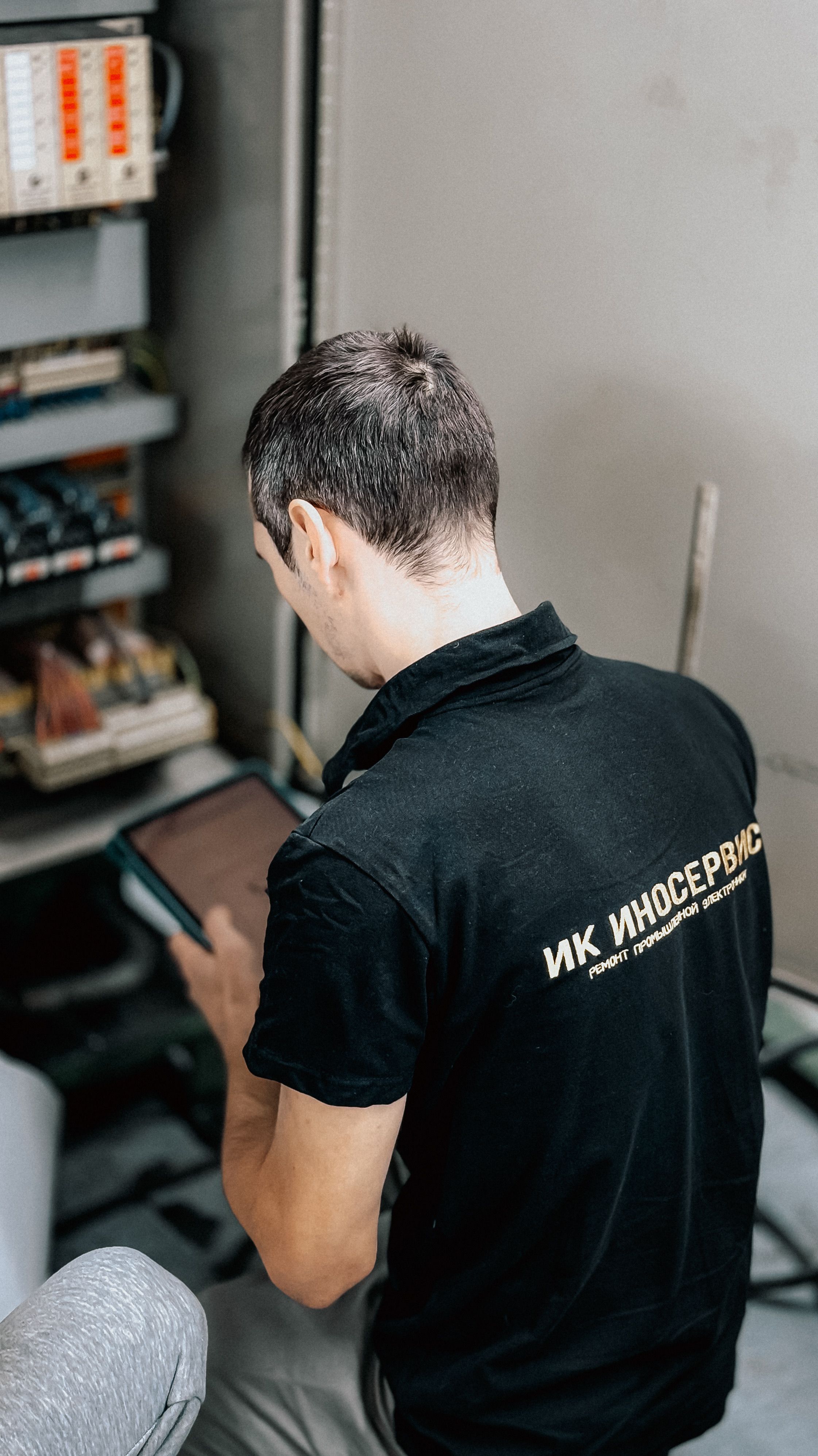 Elektrikář kontroluje rozvodnou skříň v rámci technické údržby